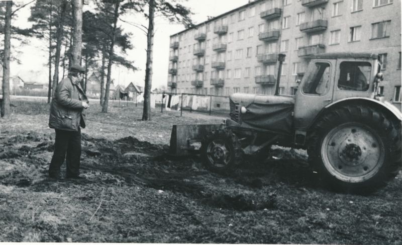 Foto. Kommunistlik laupäevak, Tamme 21a haljasala korrastamine, pildil V. Kranich, kevad 1982