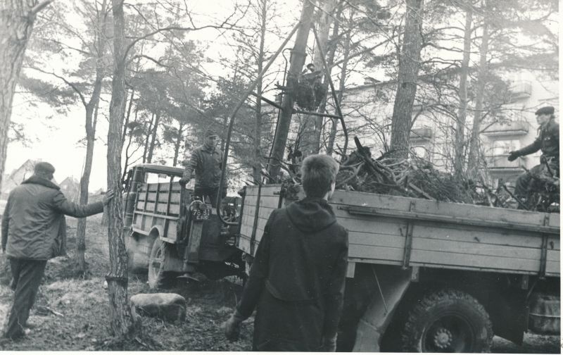 Foto. Kommunistlik laupäevak Tamme 21a haljasalal: prahi laadimine veoautole. Foto V. Pärtel, kevad 1982