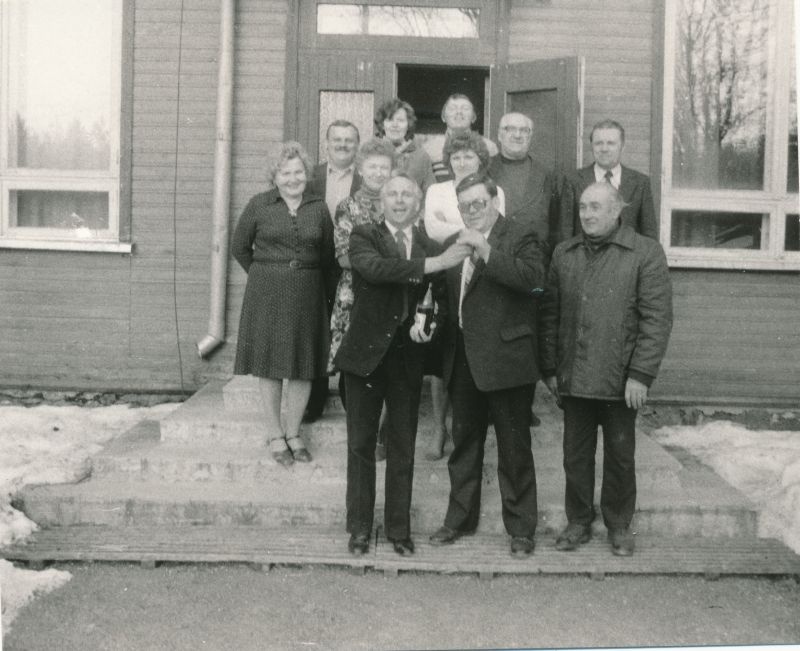 Foto. Haapsalu RSS-i esindajad Kingissepa Sidesõlmes. Ees keskel Kingissepa Sidesõlme ülem Väino Kruuser ja Haapsalu RSS-i ülem Sila Hoel.Sots. Foto V. Pärtel, märts 1985
