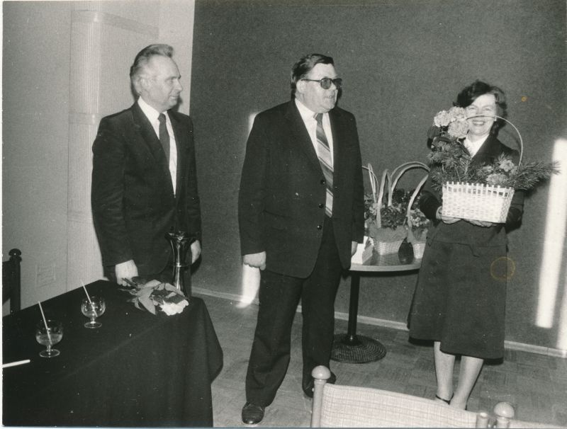Foto. Sotsialistliku võistluse partnerite kohtumine Saaremaal. Haapsalu esindajad annavad üle lillekorvi. Foto V. Pärtel, märts 1985