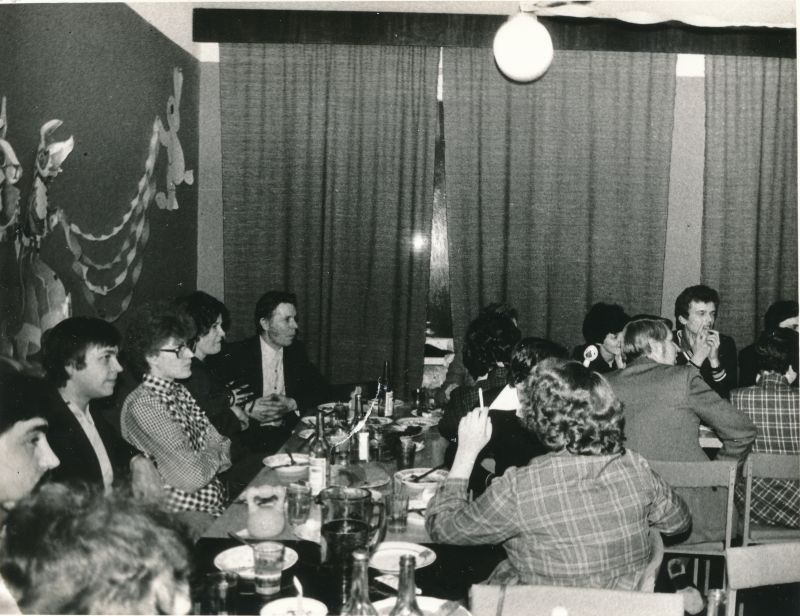 Foto. Haapsalu sidesõlme töötajate nääripidu: vaade peolauale. Foto V. Pärtel, 30.12.1983