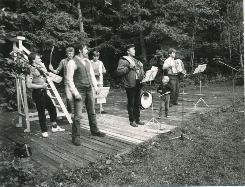 Foto. Sidetöötajate II "Väinamere mängud" Haapsalu rajoonis Kirimäel. Esineb Haapsalu sidelaste ansambel "Sajutas". Foto V. Pärtel, august 1985