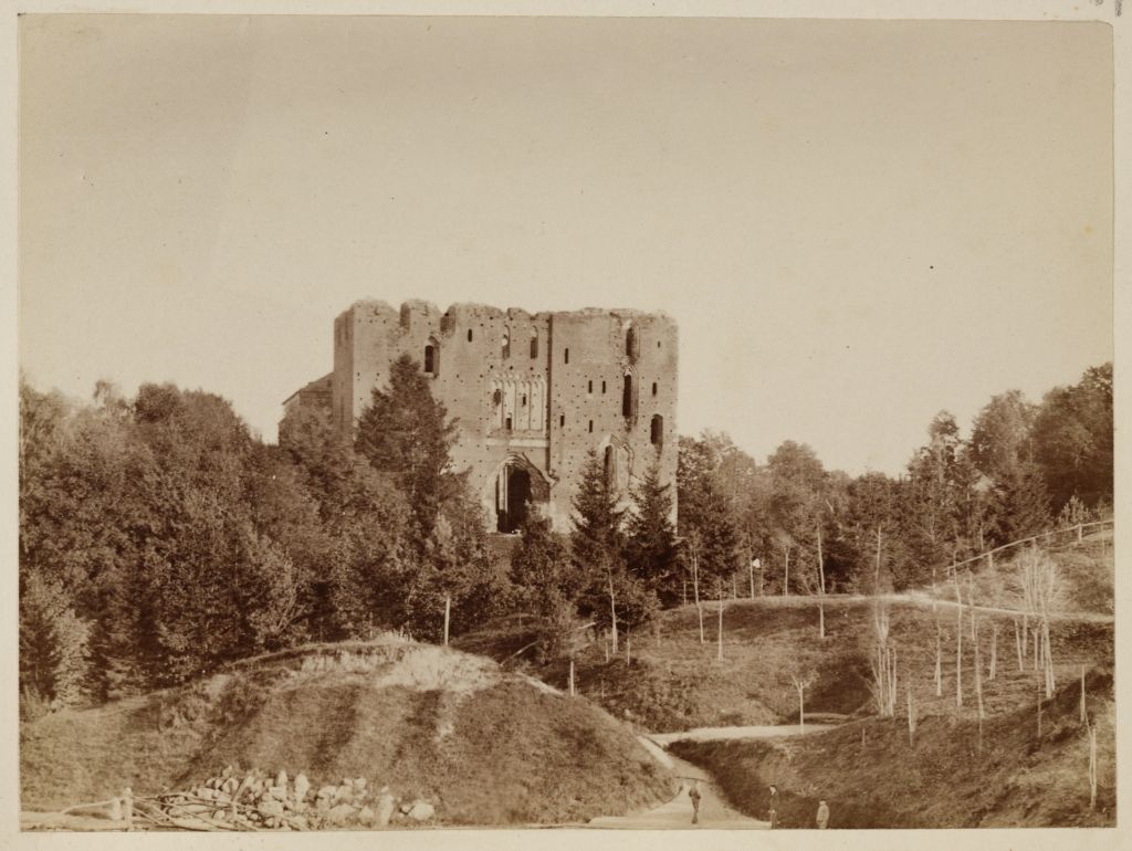 Ruins of Tartu Toomkirik from Toomeoru
