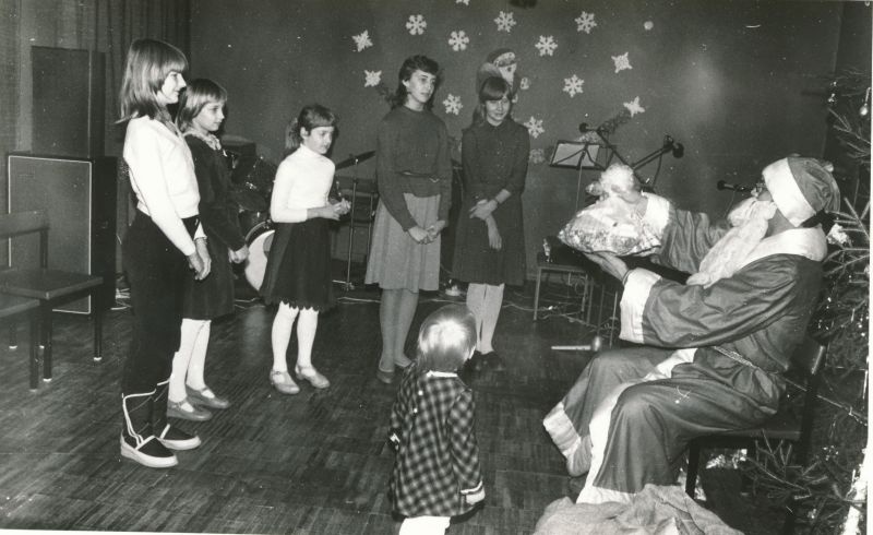Foto. Laste nääripidu Haapsalu Sidesõlme saalis: näärivana jagab kingitusi. Foto V. Pärtel, detsember 1984