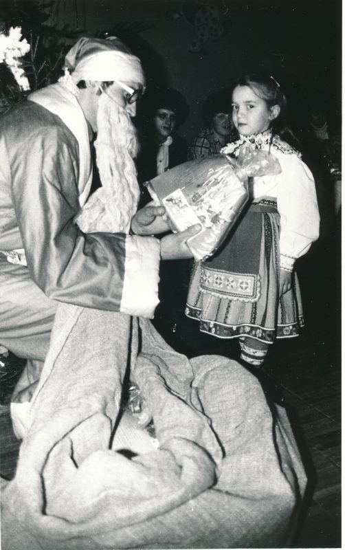 Foto. Laste nääripidu Sidesõlme saalis: näärivanale esineb rahvariides tütarlaps. Foto V. Pärtel, detsember 1984