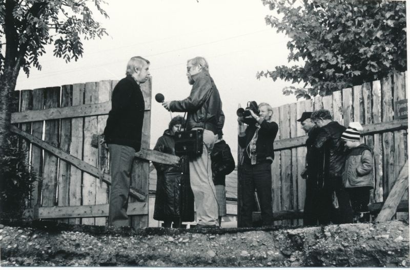 Foto. Lihula sidehoone nurgakivi panek september 1985. ETV reporter R.Hanson intervijueerib peainseneri H.Taud.