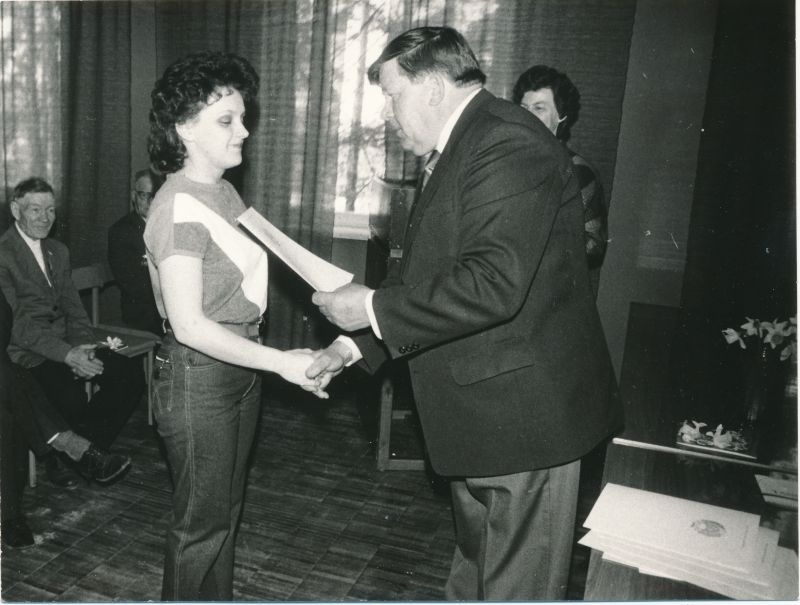 Foto. Sidetöötajate päev. Sotsialistliku võistluse võitja telefonist Marina Ivanova autasustamine. Foto V. Pärtel,7. mai 1985