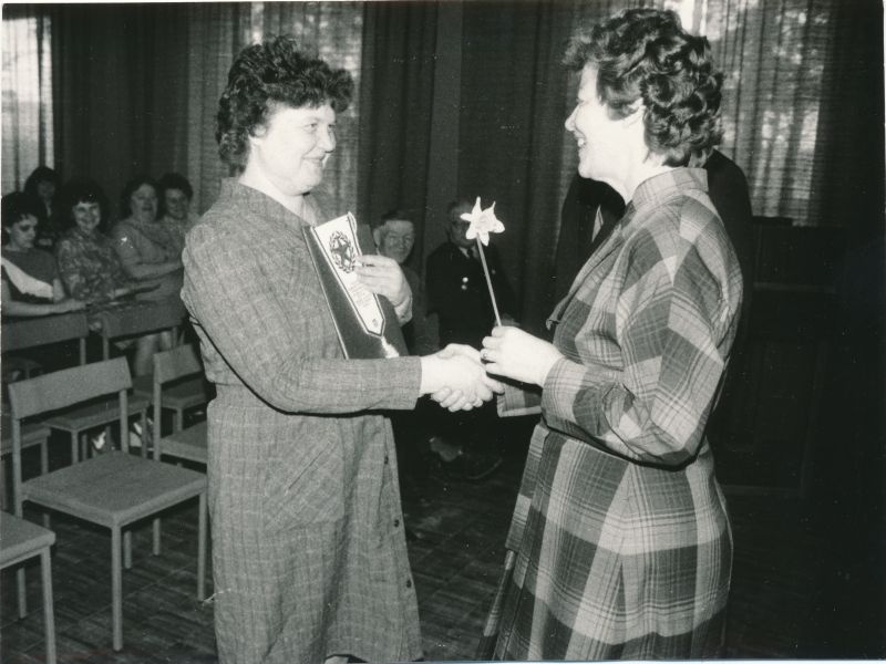 Foto. Sidetöötajate päev. A/ü komitee esimees Evi Velt õnnitleb tööeesrindlast  L. Raidmad. Foto V. Pärtel, 7. mai 1985
