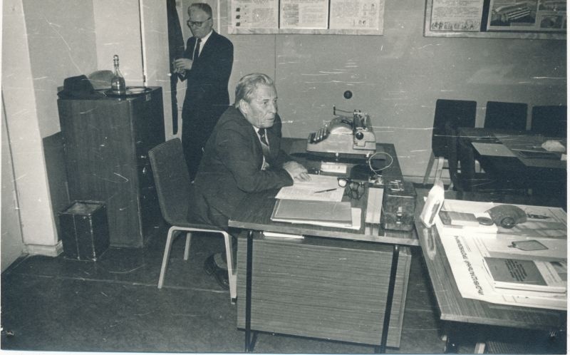 Foto. Tsiviilkaitse õppus Haapsalu RSS-is. Siseministeeriumi staabiülem Bõstroumov. Foto V. Pärtel, 1984