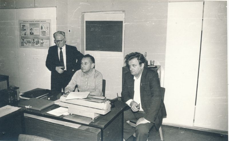Foto. Tsiviilkaitse õppus Haapsalu RSS-is. Eksamit võtavad vastu Ruban, Kranich, Bõsrtoumov. Foto V. Pärtel, 1984