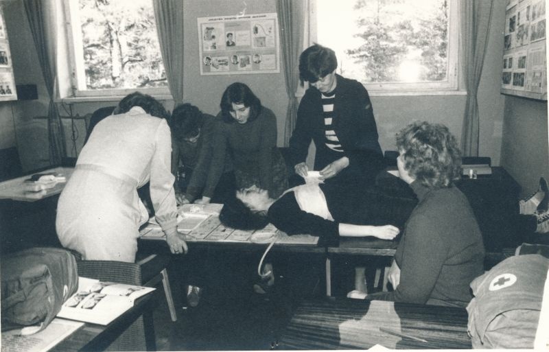 Foto. Tsiviilkaitse õppus Haapsalu RSS-is. Sanitaarsalklased esmaabi andmas. Foto V. Pärtel, 1984