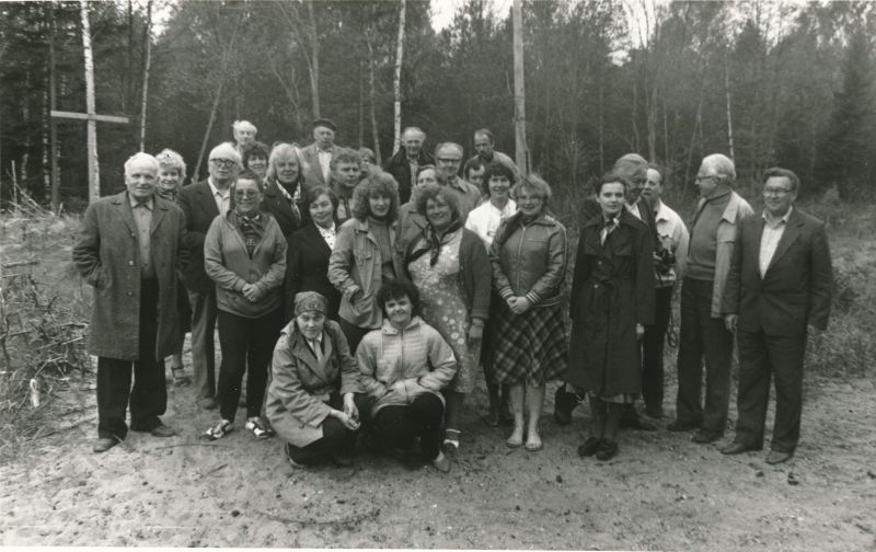 Foto. Isetegevuslike muuseumide töötajate seminar-õppereis Hiiumaale. Ühispilt Ristimäel. Foto V. Pärtel, 1984