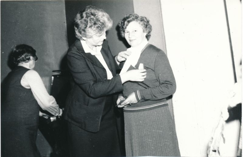 Foto. Sideveteranide õhtu Haapsalu RSS-is. Tööveterani medali saab telegrafist Antonina Rebane. Foto Haapsalu TTV fotoateljee, 1984
