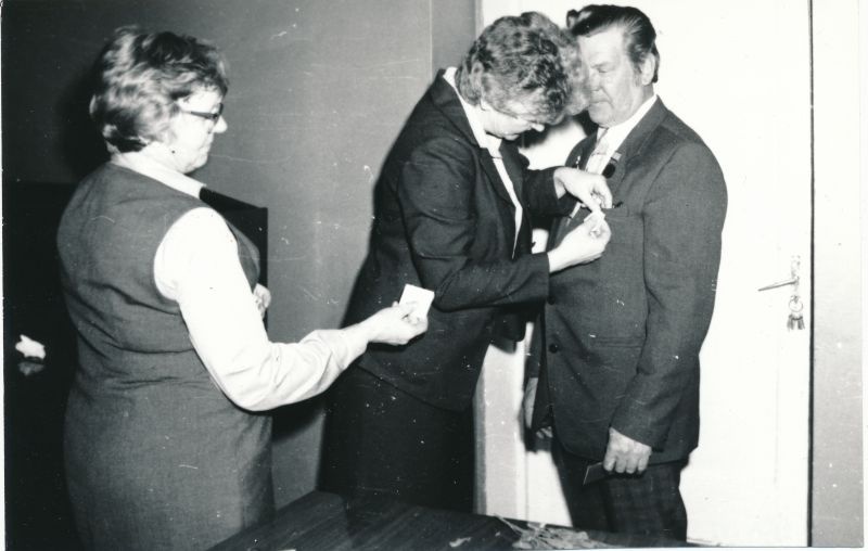 Foto. Sideveteranide õhtu Haapsalu RSS-is. Tööveterani medali saab autojuht Hugo Sarapuu. Foto Haapsalu TTV fotoateljee, 1984
