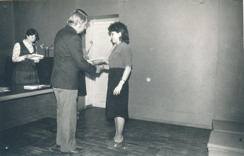 Foto. Sidetöötajate päeva tähistamine Haapsalu RSS-is. Peainsener Harri Tau õnnitleb telefonist Marina Ivanovat. Foto V. Pärtel, 1984