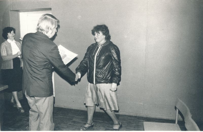 Foto. Sidetöötajate päeva tähistamine Haapsalu RSS-is. Aukirja saab sideoperaator Helle Tolmats. Foto V. Pärtel, 1984