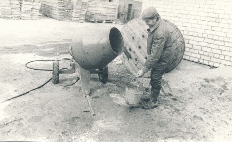 Foto. Laupäevak Haapsalu RSS-i keskuses: Rein Õuemaa segumasina juures. Foto V. Pärtel, aprill 1984