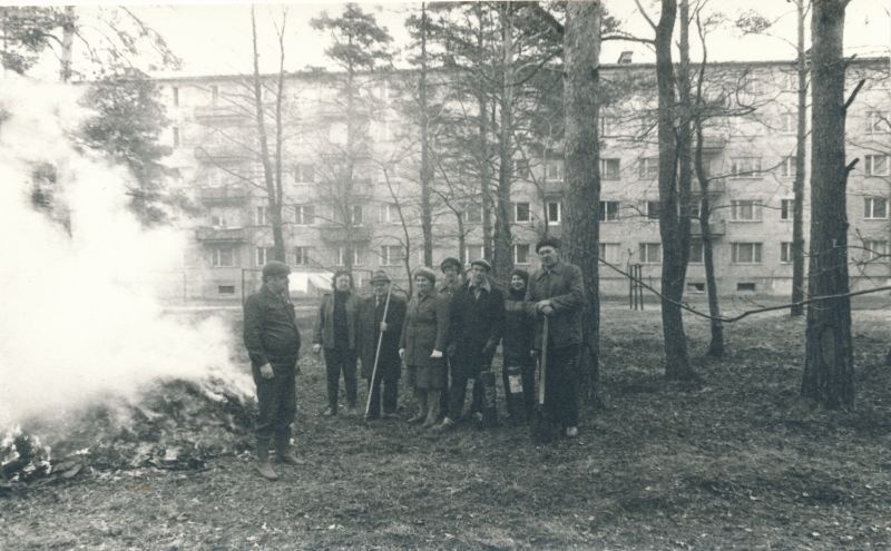 Foto. Haapsalu RSS-i laupäevakust osavõtjad prahti põletamas. Foto V. Pärtel, aprill 1984