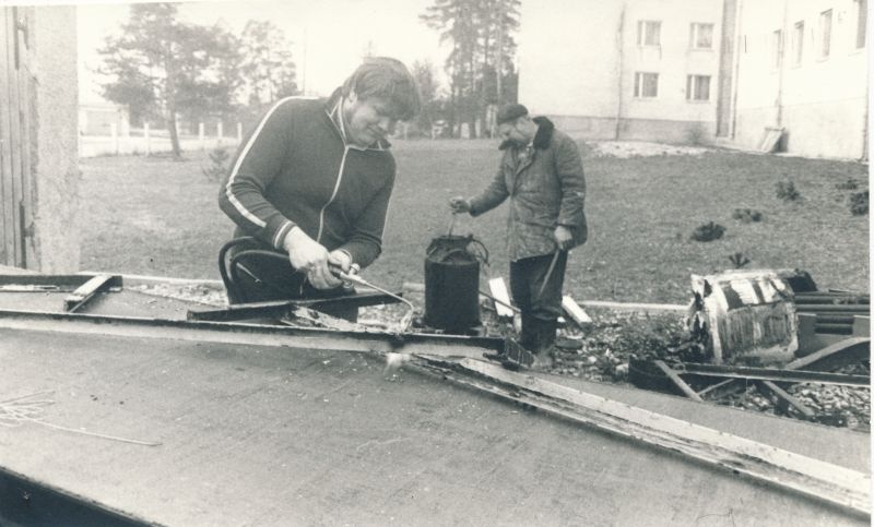 Foto. Laupäevak Haapsalu RSS-i keskuses, pildil Rein Mets ja Hugo Sarapuu töötamas. Foto V. Pärtel, aprill 1984