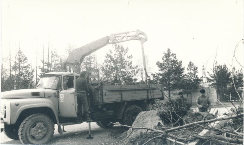 Foto. Laupäevak Haapsalu RSS-i keskuses: prahi äravedu veoautoga, pildil Hans Loorens. Foto V. Pärtel, aprill 1984