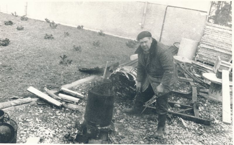 Foto. Laupäevak Haapsalu RSS-i keskuses aprill, pildil Hugo Sarapuu. Foto V. Pärtel, aprill 1984