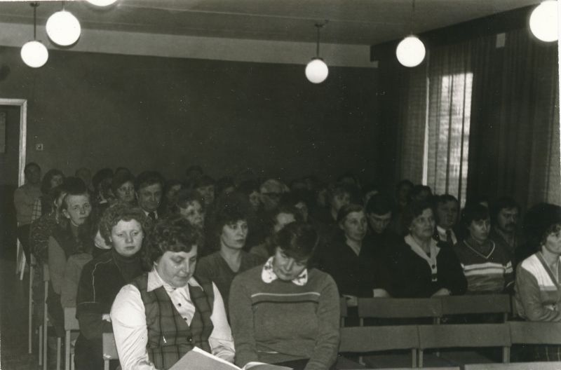 Foto. Haapsalu RSS-i kollektiivlepingu sõlmimise a/ü konverents, vaade saalile. Foto V. Pärtel, veebruar 1984