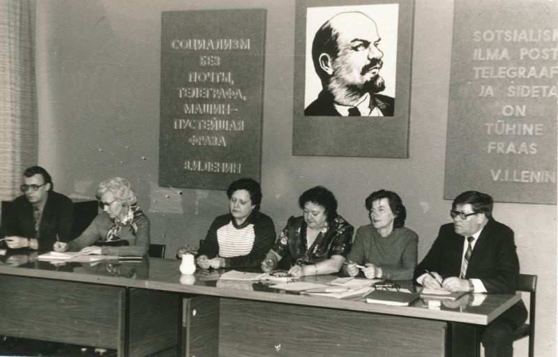 Foto. Haapsalu RSS-i kollektiivlepingu sõlmimise a/ü konverents, vaade presiidiumile. Foto V. Pärtel, veebruar 1984