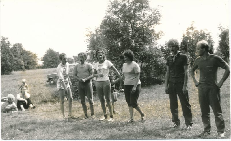 Foto. "Väinamere Sidemängud" Kingissepa rajoonis Ruhves 1986. Haapsalu RSS võrkpalli võistkond.