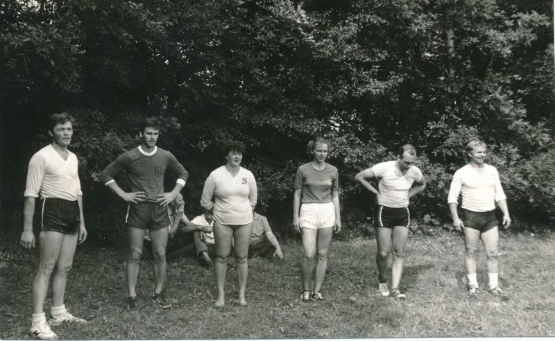 Foto. "Väinamere Sidemängud" Kingissepa rajoonis Ruhves 1986. Hiiumaa RSS võrkpalli võistkond.