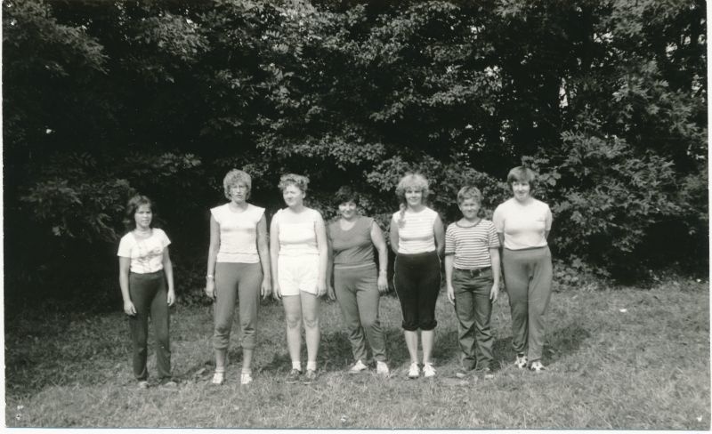 Foto. "Väinamere Sidemängud" Kingissepa rajoonis Ruhves 1986. Haapsalu RSS rahvastepalli võistkond.