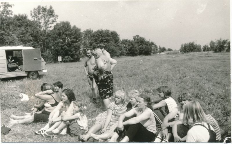 Foto. "Väinamere Sidemängud" Kingissepa rajoonis Ruhves 1986. Puhkehetkel.