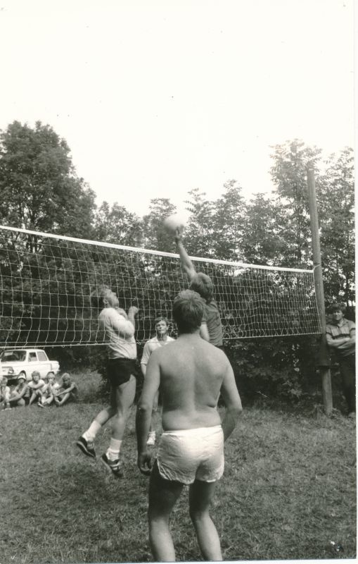 Foto. "Väinamere Sidemängud" Kingissepa rajoonis Ruhves 1986. Võrkpalli võistlused.