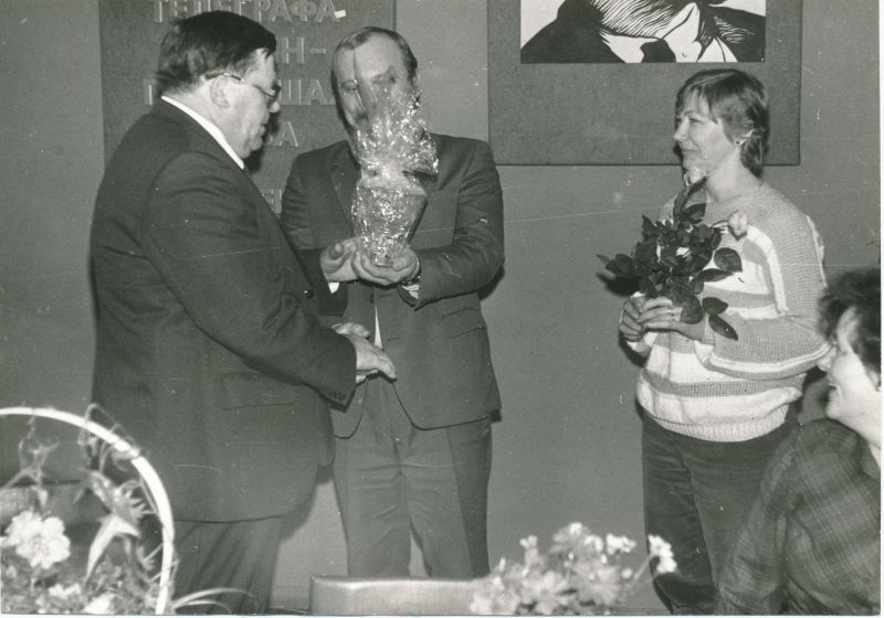 Foto. Sidesõlmede vahelise sots. võistluse kokkuvõtete tegemine Haapsalus 1986. Maire Kreis, Sila Hoel.