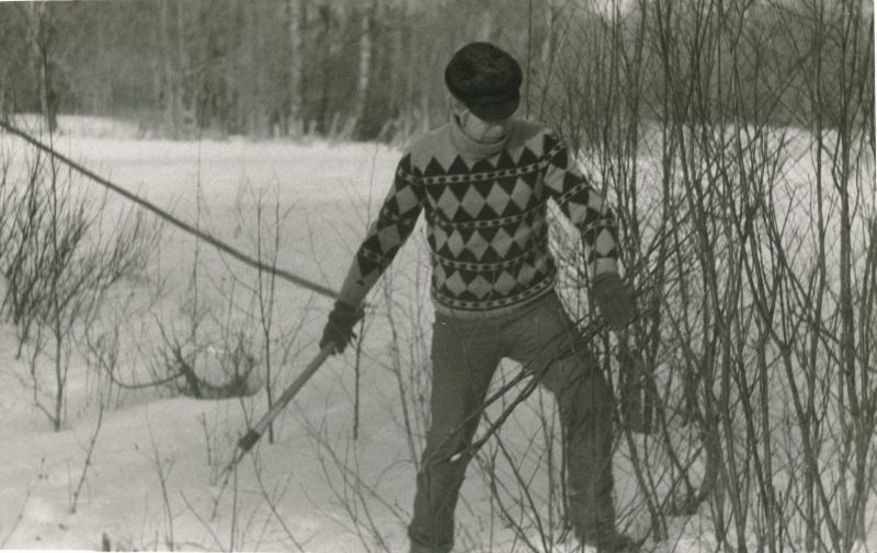 Foto. Haapsalu Sidesõlme laupäevak kevadel 1986. Võsa raiumine Haapsalu-Pärnu liinil. Harri Tau.