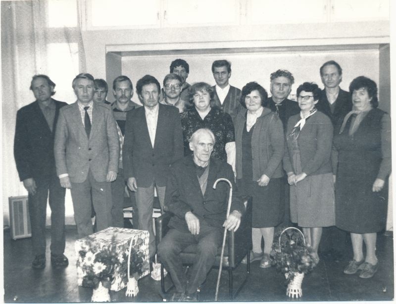 Foto. Lihula l.t. jaoskonna elektromehaaniku Jaan Sooniste 70. aasta juubel 1987. Ühispilt.
