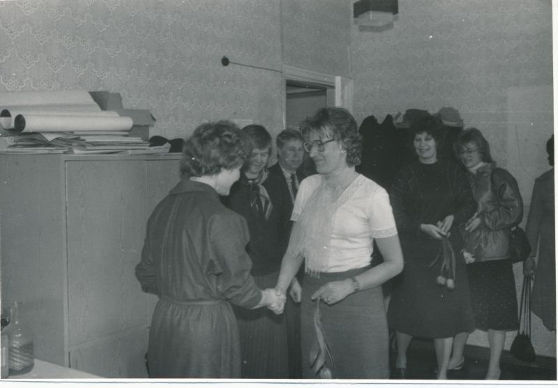 Foto. Salme Sinilo 50. aasta juubel 1987. Õnnitleb raamatupidaja Tiina Nurges.
