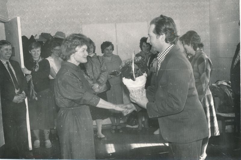 Foto. Salme Sinilo 50. aasta juubel 1987. Õnnitleb insener Rein Õuemaa.