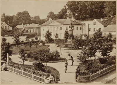 Barclay plates and monument  duplicate photo