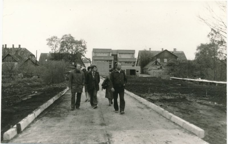 Foto. Haapsalu Sidesõlme Lihula sidehoone valmimine 1987. Riiklik komisjon - Padu, Kabin, Pärna.