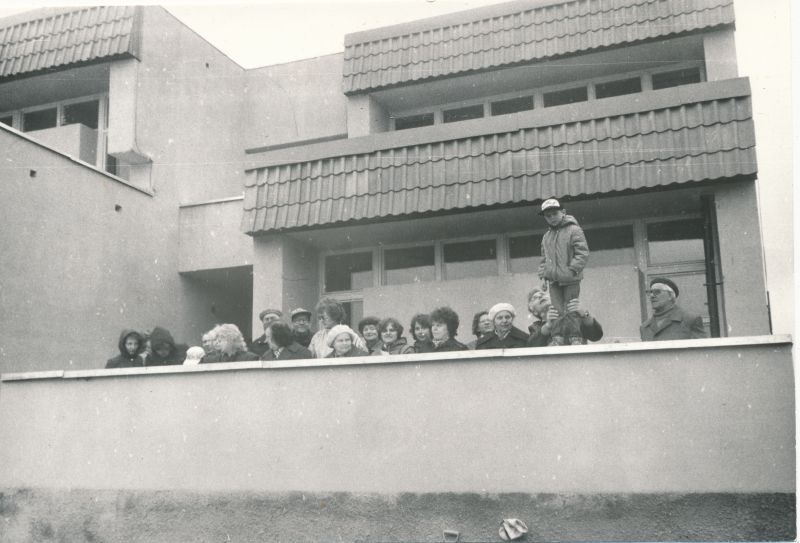 Foto. Haapsalu Sidesõlme Lihula sidehoone valmimine 1987. Sidesõlme töötajad sidehoone ees.