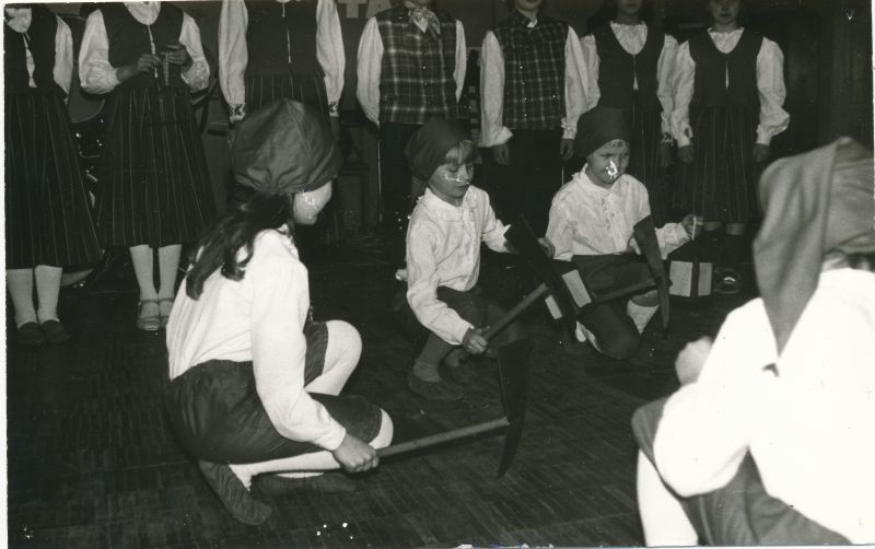 Foto. Haapsalu RSS jõulupuu 25.detsember 1988. Esinevad Ridala algkooli õpilased.