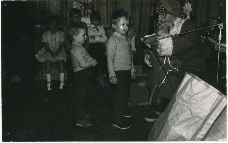 Foto. Haapsalu RSS jõulupuu 25.detsember 1988. Esinevad jõuluvanale noorhärrad Kranichid.