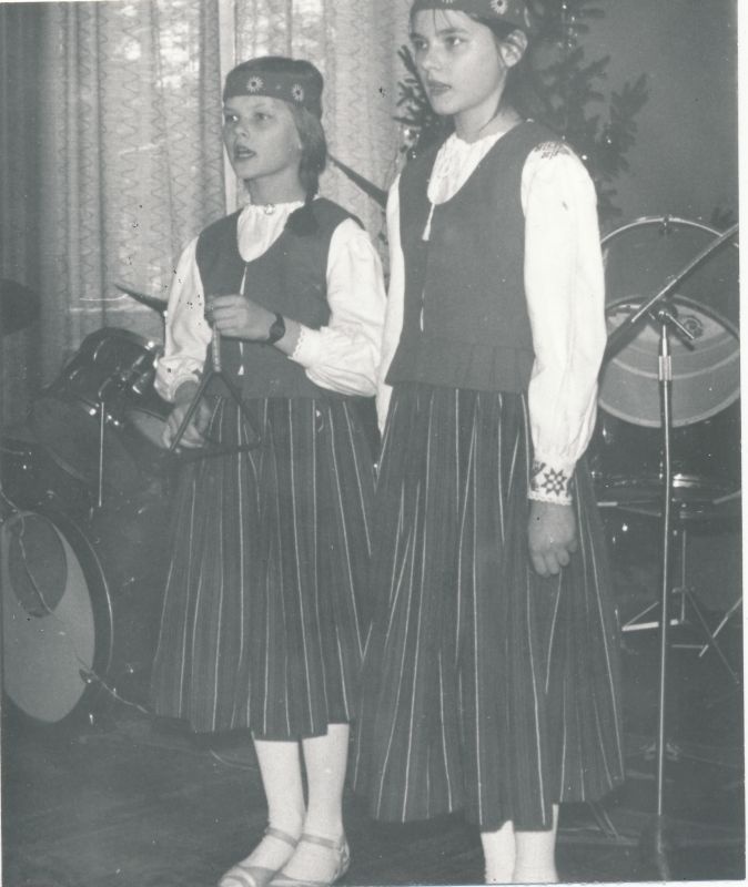 Foto. Haapsalu RSS jõulupuu 25.detsember 1988. Esinevad Ridala algkooli õpilased.