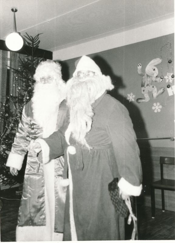 Foto. Haapsalu RSS jõulupuu 25.detsember 1988. Esinevad Ridala algkooli õpilased.