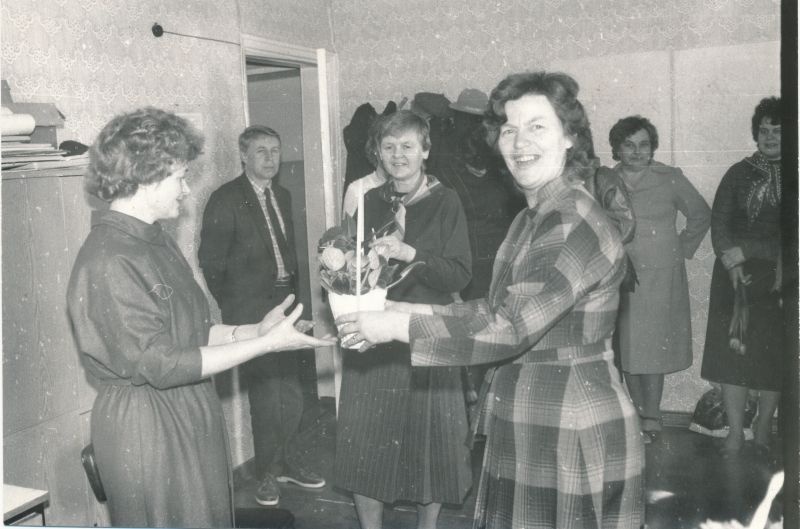 Foto. Salme Sinilo 50. aasta juubel 1987. Õnnitleb a/ü esimees Evi Velt.