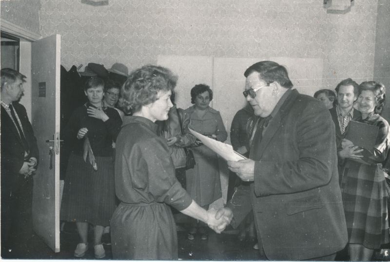 Foto. Salme Sinilo 50. aasta juubel 1987. Õnnitleb Sidesõlme ülem Sila Hoel.