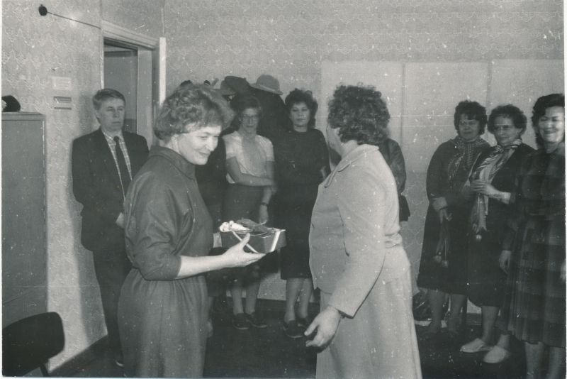 Foto. Salme Sinilo 50. aasta juubel 1987. Õnnitleb tsehhi ülem Laine Tooma.
