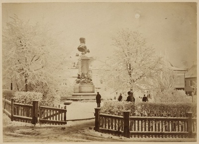 Winter Barclay square and monument from the cross of the University and Vallikraav Street  duplicate photo