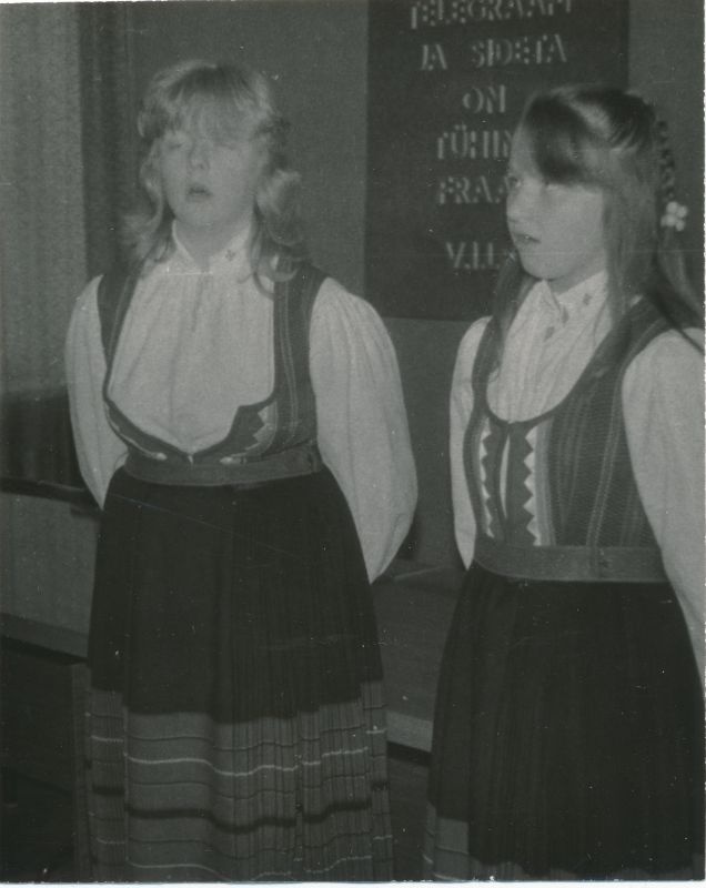 Foto. Ridala kooli õpilased Sidesõlmes sidepäeva aktusel 1988.