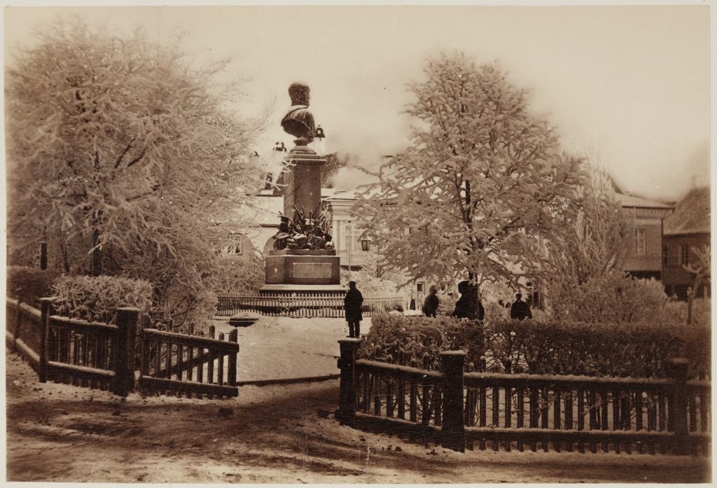 Barclay square and monument in winter from the crossroads of the University and Vallikraav Street